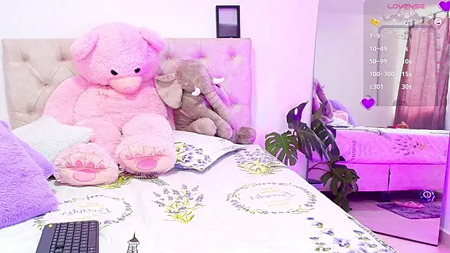 Snapshot of SoofiKiss chatting on October 9, 2025, 8:53 pm SoofiKiss online show from October 9, 2025, 8:53 pm