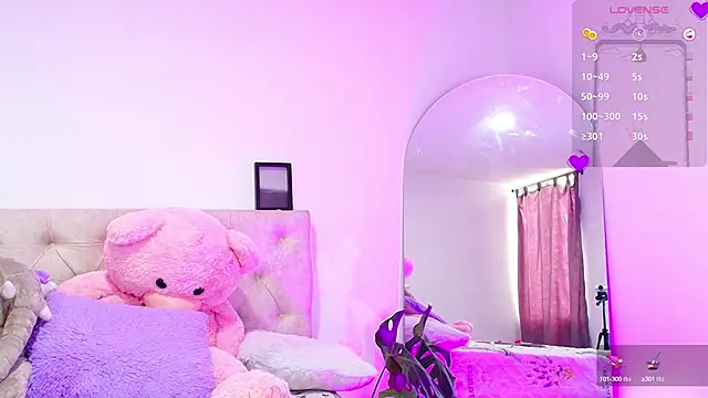 Snapshot of SoofiKiss chatting on October 10, 2025, 6:53 pm SoofiKiss online show from October 10, 2025, 6:53 pm