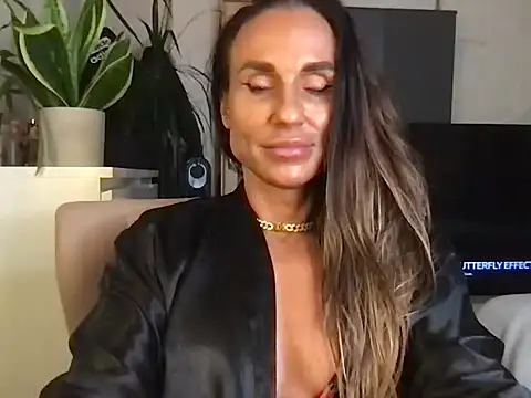 Snapshot of GluteQueenE chatting on October 16, 2025, 8:50 pm GluteQueenE online show from October 16, 2025, 8:50 pm