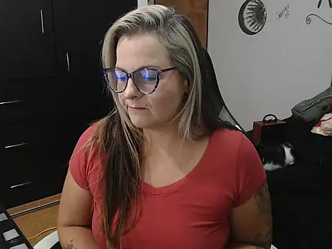 perlagoloza05 online show from October 21, 2025, 4:01 am