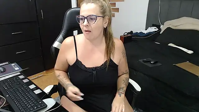 perlagoloza05 online show from February 18, 2026, 2:53 am