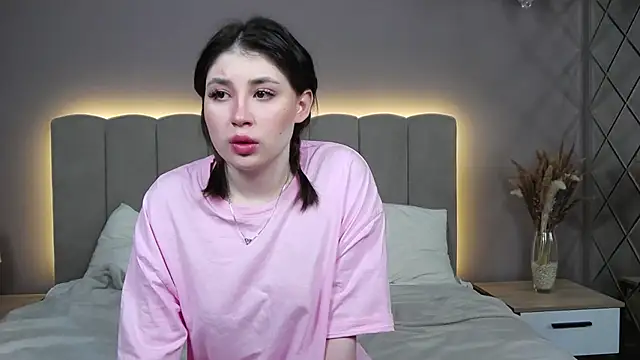 Snapshot of DianaMello chatting on October 19, 2025, 4:04 am DianaMello online show from October 19, 2025, 4:04 am