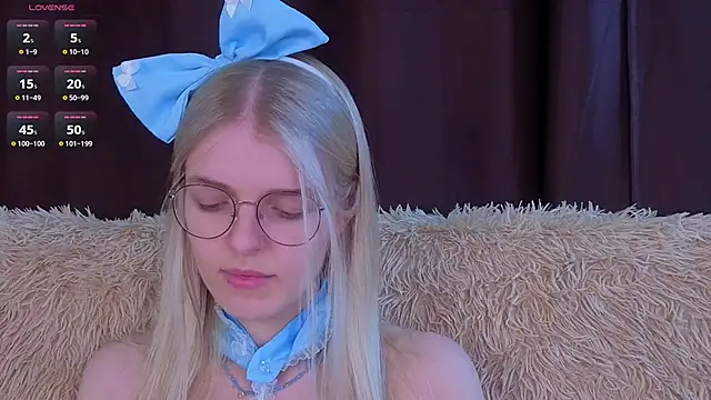 Snapshot of MonicaShiny chatting on November 16, 2025, 6:12 pm MonicaShiny online show from November 16, 2025, 6:12 pm