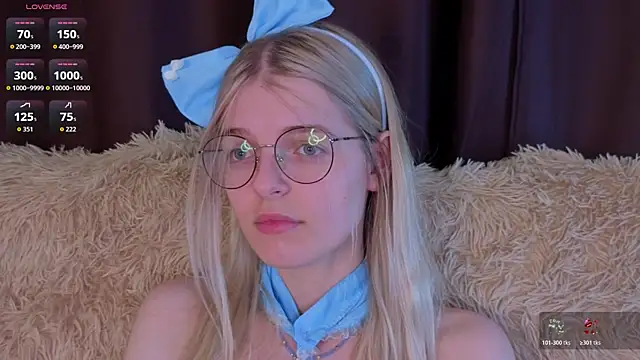 Snapshot of MonicaShiny chatting on November 3, 2025, 7:06 pm MonicaShiny online show from November 3, 2025, 7:06 pm