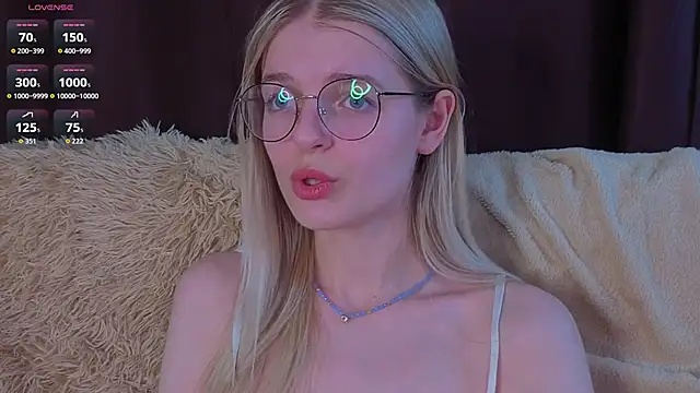 Snapshot of MonicaShiny chatting on November 15, 2025, 6:23 pm MonicaShiny online show from November 15, 2025, 6:23 pm