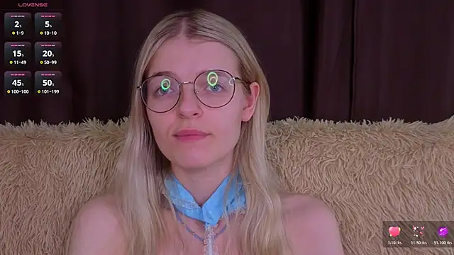 Snapshot of MonicaShiny chatting on November 10, 2025, 8:03 pm MonicaShiny online show from November 10, 2025, 8:03 pm