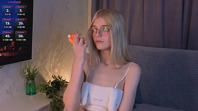 Snapshot of MonicaShiny chatting on October 15, 2025, 7:22 pm MonicaShiny online show from October 15, 2025, 7:22 pm