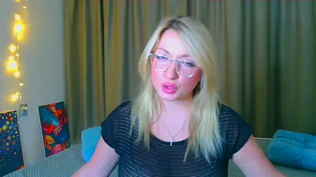 Snapshot of Mila5361 chatting on October 22, 2025, 12:15 pm Mila5361 online show from October 22, 2025, 12:15 pm