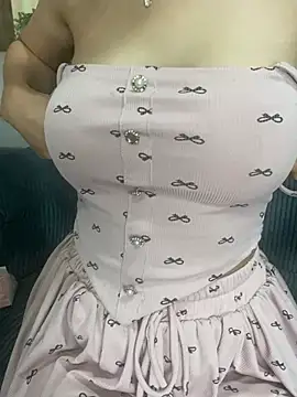Snapshot of Azura_a chatting on May 9, 2026, 1:42 am Azura a online show from May 9, 2026, 1:42 am