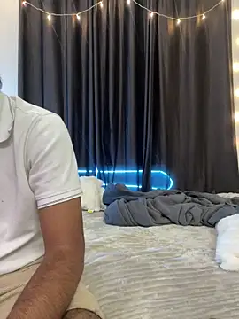 vickyandtania online show from December 21, 2025, 4:52 pm