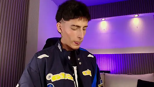 Snapshot of MateoMitchell chatting on April 18, 2026, 5:21 am MateoMitchell online show from April 18, 2026, 5:21 am