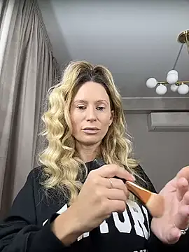 Snapshot of AvaMaddisson chatting on October 24, 2025, 3:16 am AvaMaddisson online show from October 24, 2025, 3:16 am