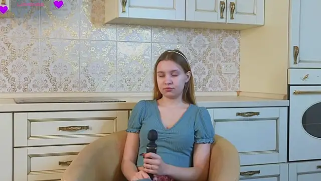 Snapshot of MarindaRuud chatting on December 4, 2025, 12:04 pm MarindaRuud online show from December 4, 2025, 12:04 pm