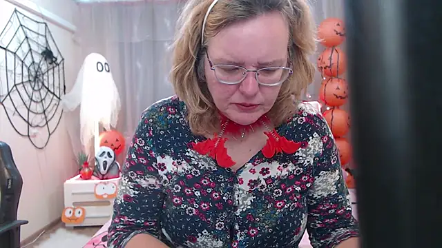 VestaWoody online show from October 16, 2025, 6:10 am