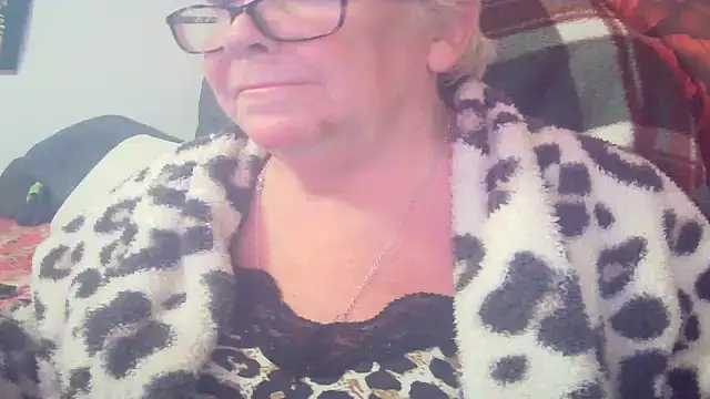 Playful MILF Demi online show from April 28, 2026, 7:29 pm