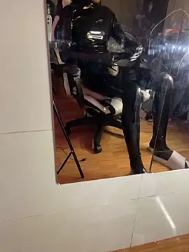 Snapshot of Wuza-H chatting on December 2, 2025, 8:43 pm Wuza-H online show from December 2, 2025, 8:43 pm