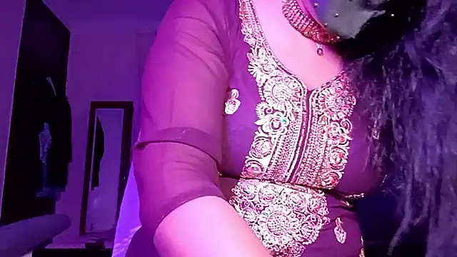 horny milf couple online show from May 7, 2026, 7:17 pm