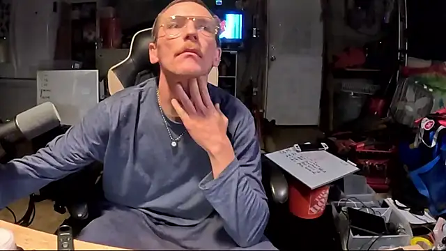 AverageMaleJay online show from November 9, 2025, 2:37 am