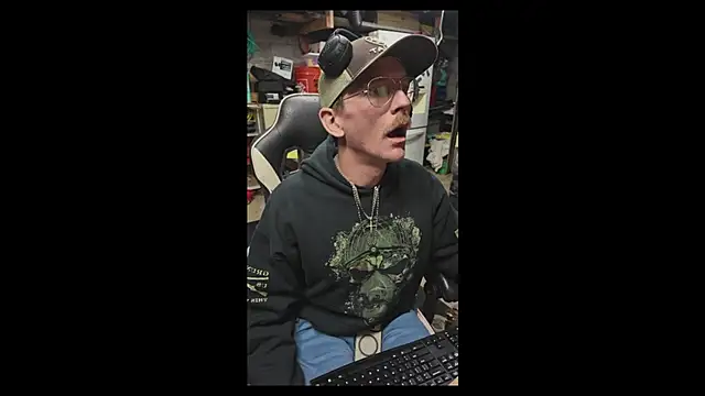 AverageMaleJay online show from November 7, 2025, 3:55 am