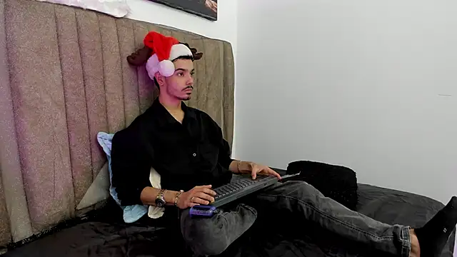 Timothe Evans online show from December 17, 2025, 4:06 am