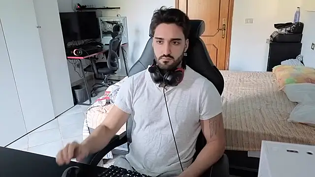 Al3xox02 online show from February 8, 2026, 12:03 pm