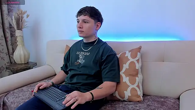 Leoo Miller online show from October 17, 2025, 8:54 pm