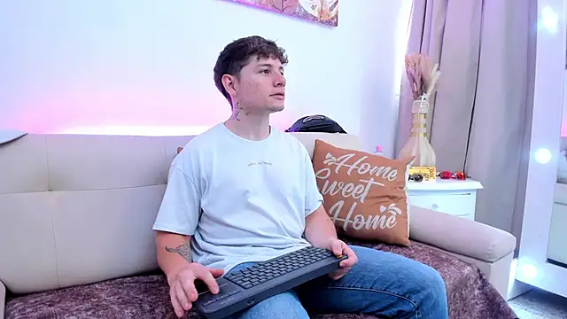 Snapshot of Leoo_Miller chatting on March 21, 2026, 12:31 pm Leoo Miller online show from March 21, 2026, 12:31 pm