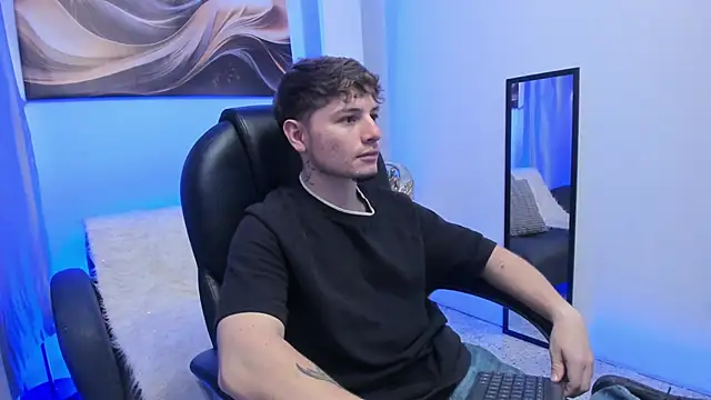 Snapshot of Leoo_Miller chatting on March 10, 2026, 4:05 am Leoo Miller online show from March 10, 2026, 4:05 am