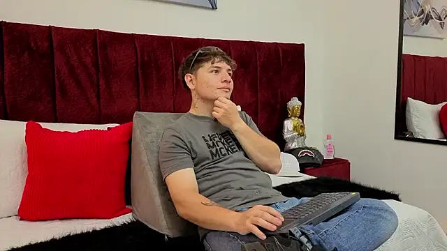 Snapshot of Leoo_Miller chatting on March 15, 2026, 12:23 pm Leoo Miller online show from March 15, 2026, 12:23 pm