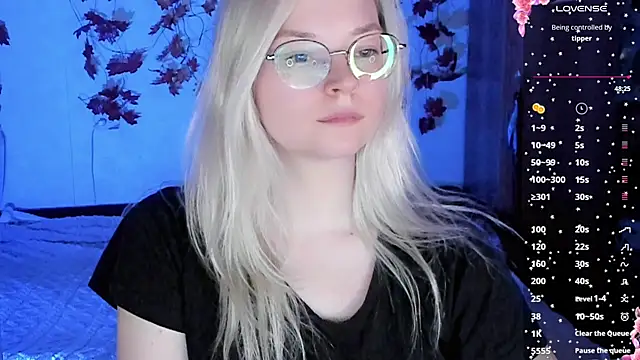 Snapshot of HoneyDazzle chatting on November 16, 2025, 6:56 pm HoneyDazzle online show from November 16, 2025, 6:56 pm