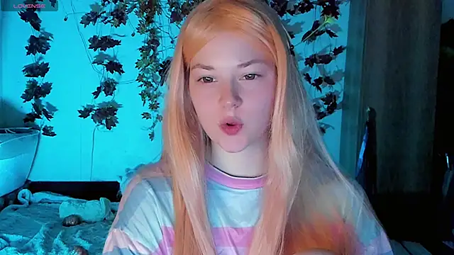 Snapshot of HoneyDazzle chatting on October 22, 2025, 8:41 pm HoneyDazzle online show from October 22, 2025, 8:41 pm