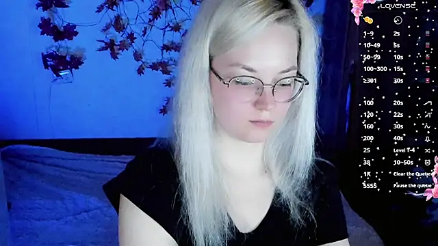 Snapshot of HoneyDazzle chatting on November 9, 2025, 8:13 pm HoneyDazzle online show from November 9, 2025, 8:13 pm