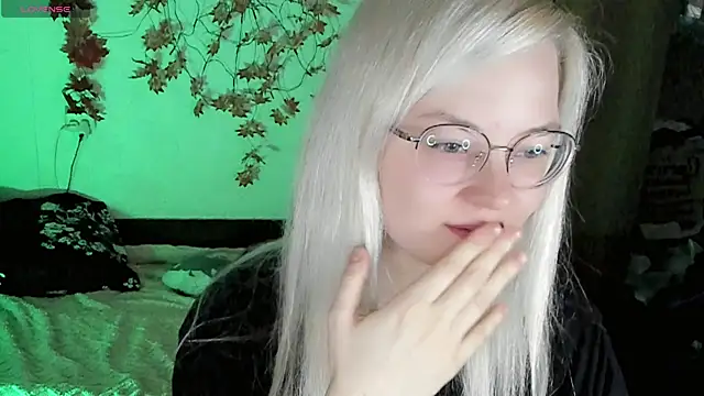 Snapshot of HoneyDazzle chatting on November 7, 2025, 7:40 pm HoneyDazzle online show from November 7, 2025, 7:40 pm