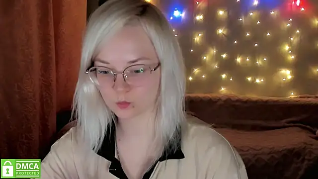 Snapshot of HoneyDazzle chatting on December 4, 2025, 9:14 pm HoneyDazzle online show from December 4, 2025, 9:14 pm