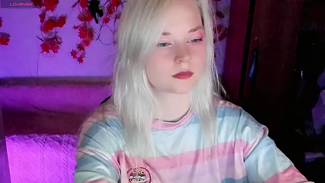 Snapshot of HoneyDazzle chatting on October 24, 2025, 7:35 pm HoneyDazzle online show from October 24, 2025, 7:35 pm