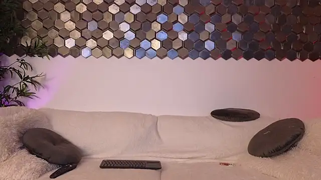 Ashley luxx online show from February 4, 2026, 6:30 am