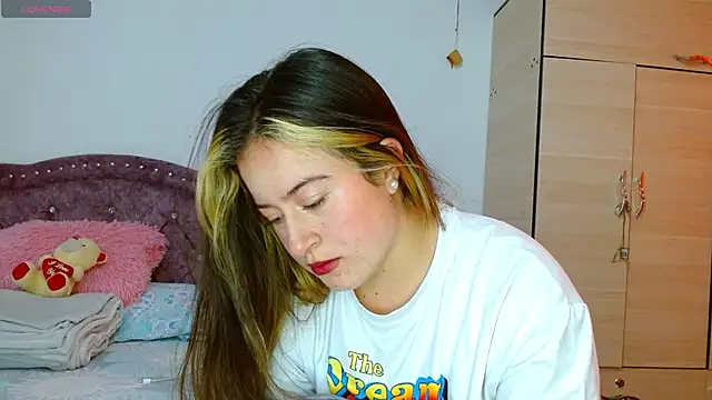 Snapshot of Hanssel_tess chatting on October 22, 2025, 5:01 pm Hanssel tess online show from October 22, 2025, 5:01 pm