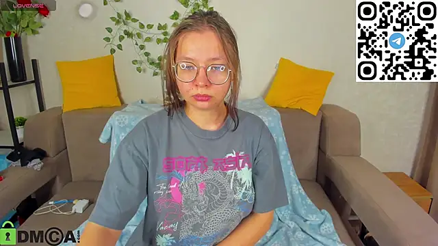 Snapshot of Nuura_Moore chatting on December 2, 2025, 1:06 am Nuura Moore online show from December 2, 2025, 1:06 am