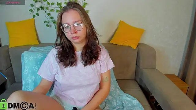 Snapshot of Nuura_Moore chatting on December 3, 2025, 1:06 am Nuura Moore online show from December 3, 2025, 1:06 am