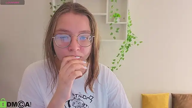 Snapshot of Nuura_Moore chatting on December 4, 2025, 1:04 am Nuura Moore online show from December 4, 2025, 1:04 am