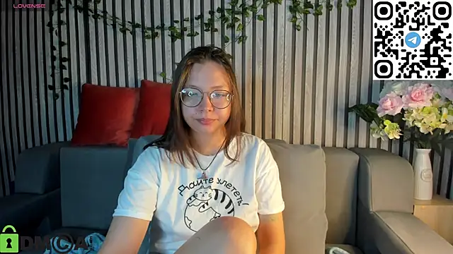 Snapshot of Nuura_Moore chatting on November 19, 2025, 1:05 am Nuura Moore online show from November 19, 2025, 1:05 am