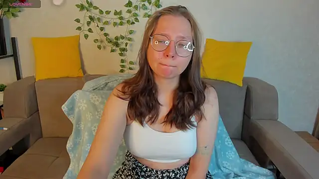 Snapshot of Nuura_Moore chatting on December 1, 2025, 1:06 am Nuura Moore online show from December 1, 2025, 1:06 am