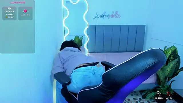 THIANA TAY online show from October 19, 2025, 2:58 am