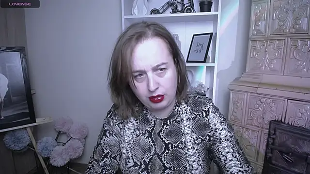 Snapshot of HelenFl chatting on October 31, 2025, 8:22 am HelenFl online show from October 31, 2025, 8:22 am