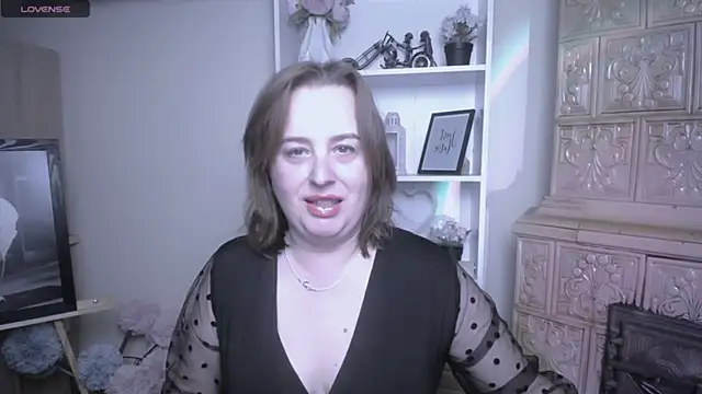 Snapshot of HelenFl chatting on November 7, 2025, 8:19 am HelenFl online show from November 7, 2025, 8:19 am