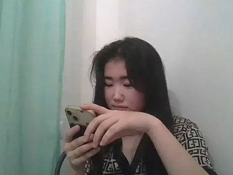 Snapshot of Zorivale chatting on February 4, 2026, 10:05 pm Zorivale online show from February 4, 2026, 10:05 pm