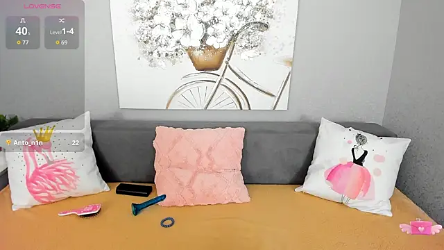 Snapshot of Evarey_ chatting on December 4, 2025, 5:39 am Evarey online show from December 4, 2025, 5:39 am