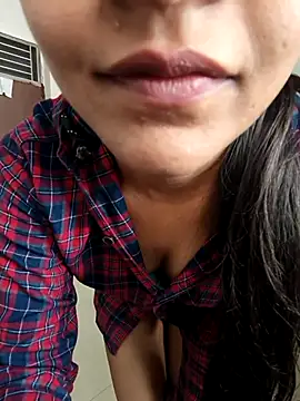 Snapshot of anshika0124 chatting on December 4, 2025, 5:17 am anshika0124 online show from December 4, 2025, 5:17 am