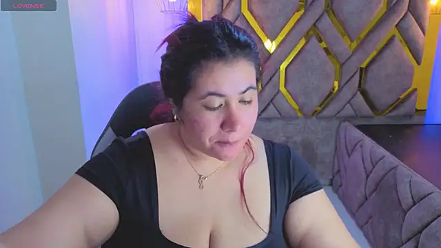 Snapshot of Addyy_02 chatting on December 4, 2025, 2:32 am Addyy 02 online show from December 4, 2025, 2:32 am