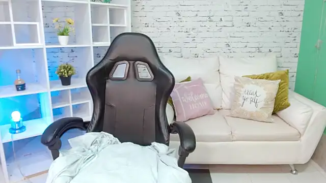 hannahjackson  online show from December 4, 2025, 11:31 am